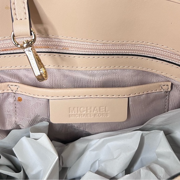 Micheal Kors Vanilla and Acorn Zip Tote Bag - Picture 2 of 2